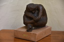 Palazzolo Acreide 1934 </br>Il giogo</br> Scultura in bronzo poggiante su base in legno (cm 27 x 23 x 19) – Firma incisa