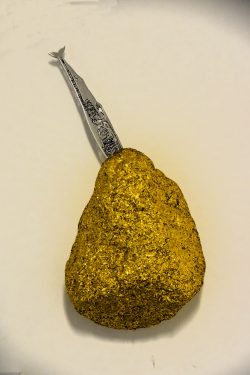 Casalbore 1951 </br>La balena nella roccia, 2022</br> Pietra dorata e acciaio (cm 20 x 10)